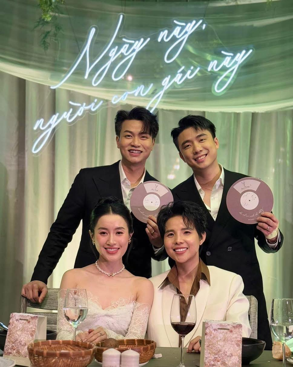 <i>Hạnh phúc là câu chuyện riêng của mỗi người và ai cũng có quyền chia sẻ điều đó</i>