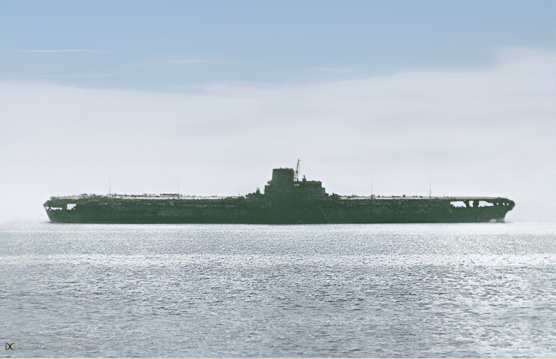 Bức ảnh duy nhất chụp tàu sân bay Shinano của Nhật Bản, được chụp trong khi đang chạy thử nghiệm trên biển ở Vịnh Tokyo vào ngày 11 tháng 11 năm 1944. (Ảnh được tô màu bởi irootoko jr)