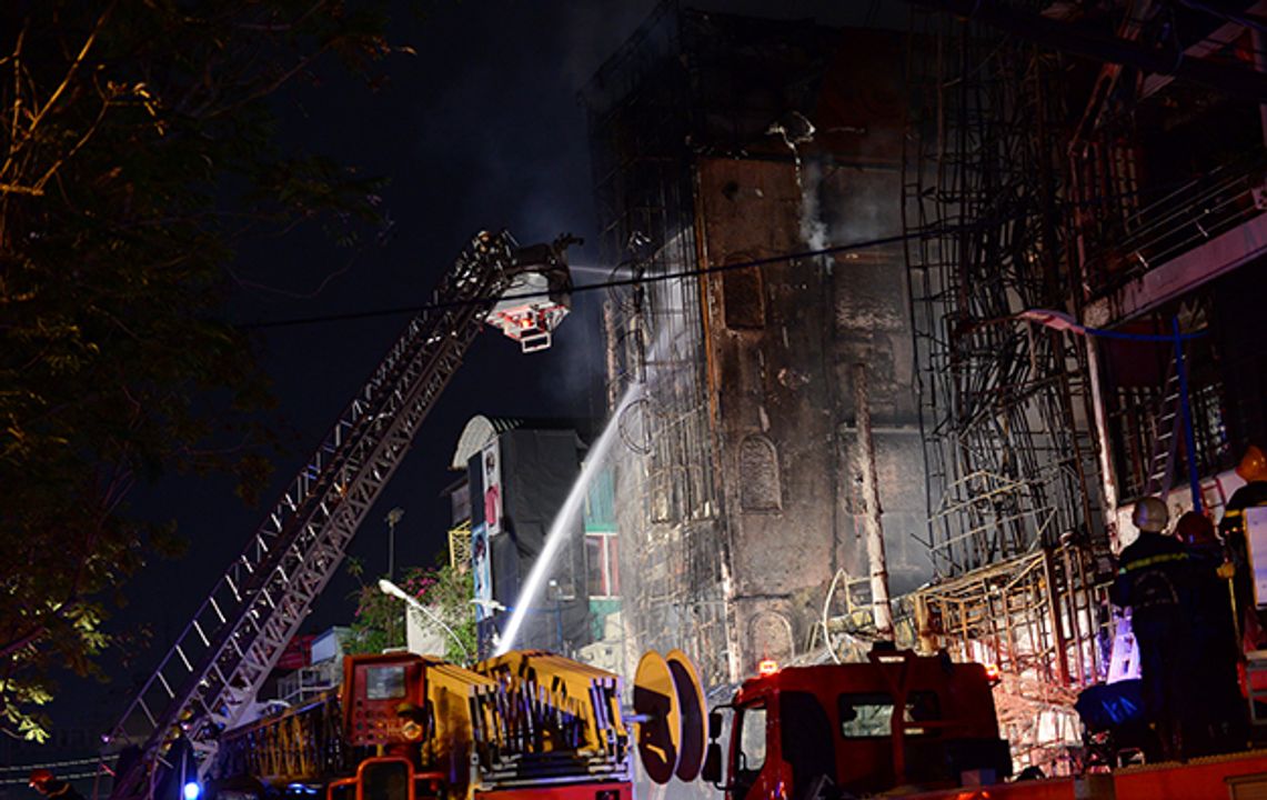 <i>Lính cứu hỏa tiếp cận ngôi nhà bị cháy - </i><i>Ảnh: Toàn Thắng</i>