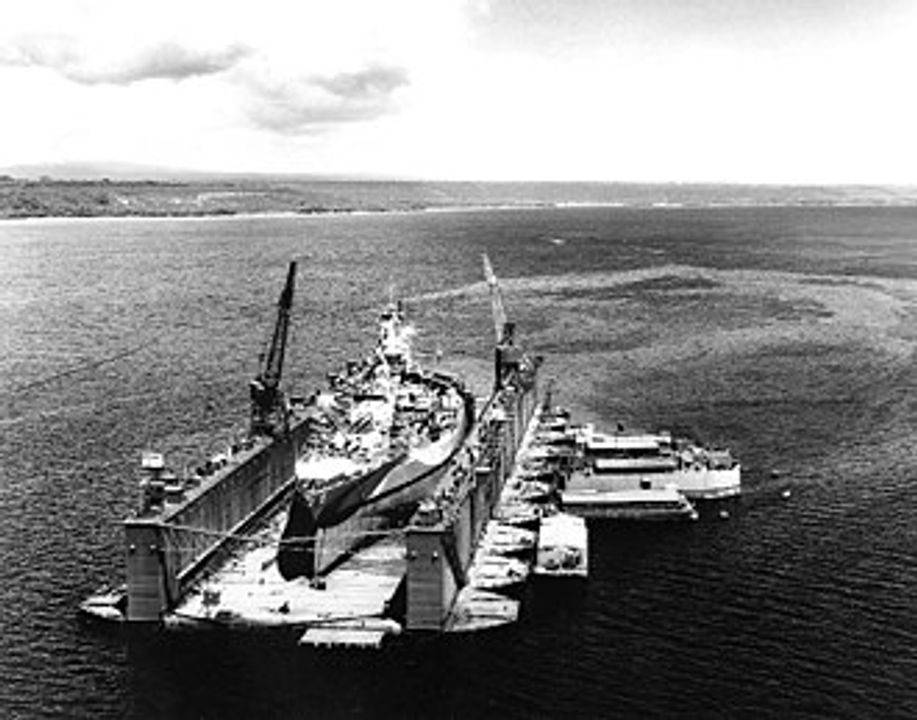 Tàu West Virginia đang trong ụ nổi tại Espiritu Santo, New Hebrides vào tháng 11 năm 1944, sau trận chiến ở eo biển Surigao. Lưu ý sự đa dạng của các thiết bị điện tử và vũ khí phòng không là một phần trong quá trình tái thiết của tàu. Các lớp blister chống ngư lôi lớn cũng được nhìn thấy rất rõ ràng.
