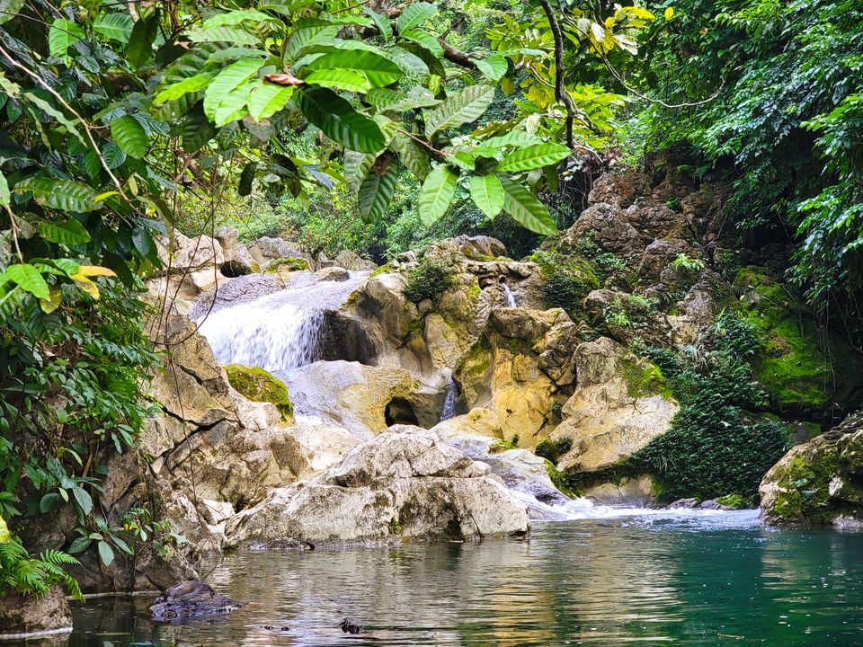 Tầng thác thấp nhất tiếp giáp mặt hồ