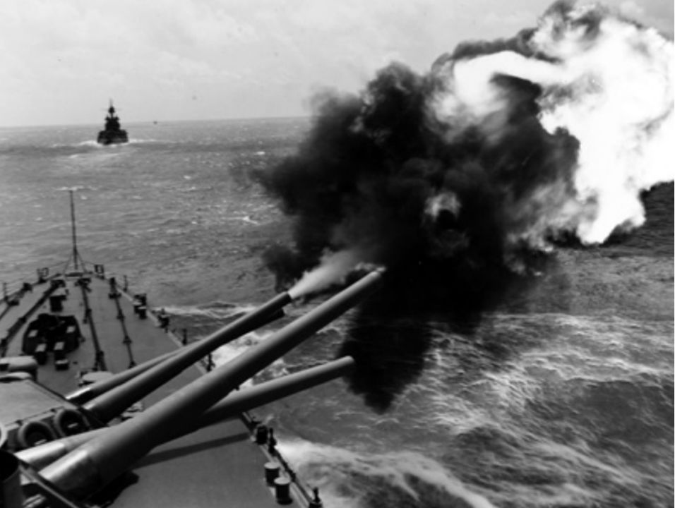 Cũng giống như lớp Colorado trước đó, các siêu thiết giáp hạm lớp South Dakota và các siêu thiết giáp tuần dương hạm lớp Lexington được thiết kế để mang pháo chính cỡ 16 inch. Bức ảnh này cho thấy các tháp pháo phía trước của USS Colorado đang khai hỏa trong một cuộc diễn tập thời chiến vào tháng 10 năm 1943. Những khẩu pháo uy lực này hiệu quả hơn nhiều so với pháo 14 inch từng được trang bị cho các siêu thiết giáp hạm Mỹ trước đó. Với một số biến thể nhỏ, chúng vẫn được sử dụng cho đến tận năm 1991.