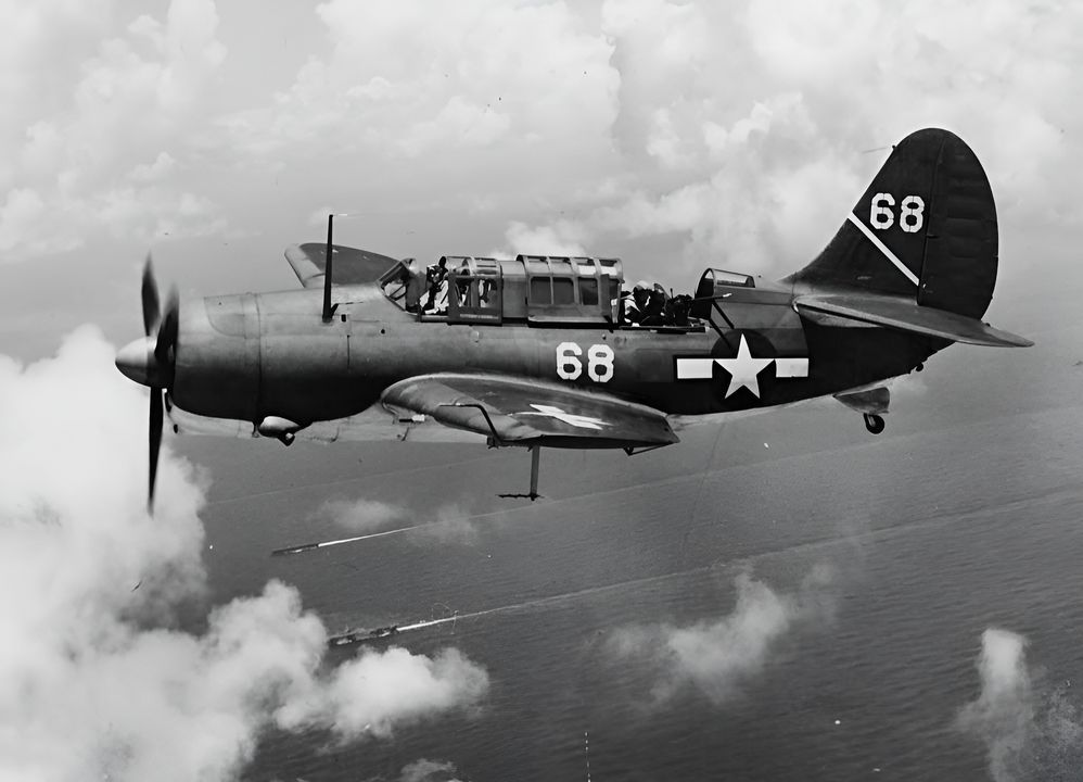 Một bức ảnh chụp với góc nhìn tuyệt đẹp về SB2C-1C của VB-1, cho thấy rõ vị trí xạ thủ phía sau với hai súng máy 0,30 inch. Ăng-ten dưới cánh trái dùng cho radar ASB. Biên chế trên Yorktown từ tháng 5 đến tháng 8 năm 1944, VB-1 đã mất chín trong số 14 máy bay được phái đi tấn công Hạm đội Cơ động của Hải quân Đế quốc Nhật vào ngày 20 tháng 6 năm 1944, mặc dù toàn bộ 18 phi hành đoàn bị bắn rơi đều được cứu sống. (Naval History and Heritage Command, Photo Archives, Naval Subject Collection)