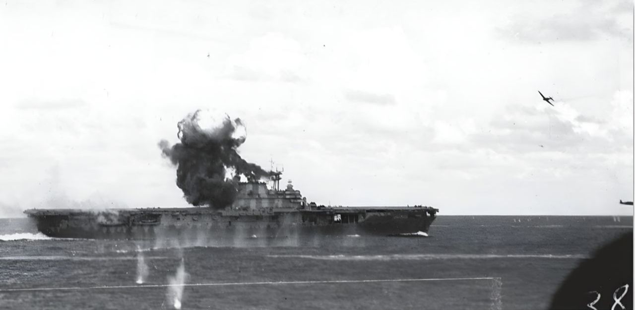 Bức ảnh tiếp theo trong loạt ảnh từ Pensacola cho thấy vụ nổ từ chiếc Type 99 vừa đâm trúng cầu tín hiệu của Hornet. Chú ý chiếc máy bay ném ngư lôi Type 97 đang rút lui ở bên phải. (NHHC)