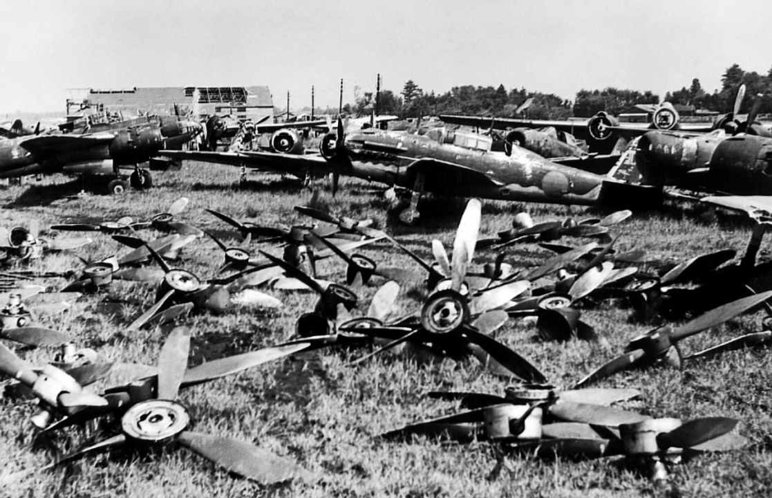 Một cảnh tượng thường thấy tại nhiều sân bay Nhật Bản trong những tuần sau khi chiến tranh kết thúc là việc tháo cánh quạt khỏi bất kỳ máy bay nào có thể bị sử dụng cho các nhiệm vụ kamikaze trái phép sau lệnh ngừng bắn. Bức ảnh này được chụp tại căn cứ của Hải quân Đế quốc Nhật tại Atsugi, gần Tokyo, cho thấy nhiều loại máy bay khác nhau, bao gồm cả máy bay ném bom “Frances” và “Judy”. (NARA)