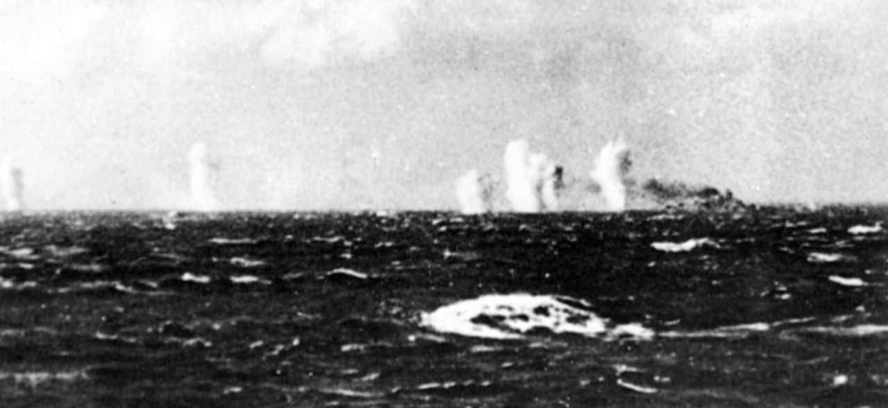 Một trong những bức ảnh cuối cùng của Bismarck, được chụp vào ngày 27 tháng 5 năm 1941. Bismarck gần như bị che khuất giữa làn nước tung tóe từ những quả đạn đang rơi và khói lửa bốc ra từ thân tàu. Bức ảnh này được chụp từ tàu tuần dương hạng nặng của Anh Dorsetshire, chiếc tàu sau đó được cử đến để kết liễu Bismarck bằng ngư lôi.