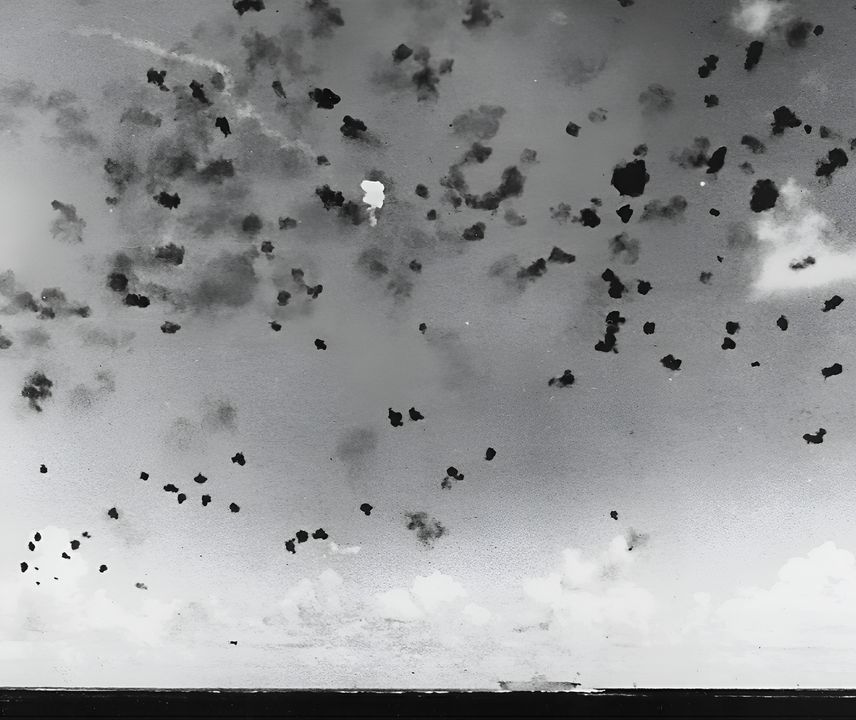 Bức ảnh này cho thấy bắt đầu cuộc tấn công ném bom bổ nhào của 19 chiếc Type 99 từ Shokaku. Enterprise ở trung tâm khung cảnh và đã phải chịu nhiều phát suýt trúng. Một oanh tạc cơ bổ nhào có thể nhìn thấy phía trước Enterprise sau khi thả vũ khí và một chiếc khác ở phía trên tàu sân bay bên trái. Chú ý khối lượng hỏa lực phòng không khổng lồ; phần lớn được cung cấp bởi South Dakota, vốn nằm ngoài khung cảnh này khoảng 2.500 yard phía sau Enterprise. (Samuel
Morison Collection courtesy of Naval History and Heritage Command)