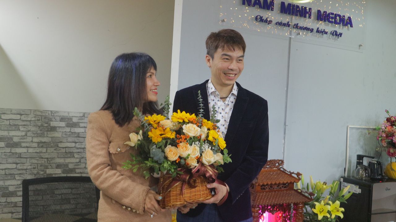 <i>Thầy Bùi Đức Anh Linh đại diện lớp Truyền thông Đại chúng K42A2 tặng hoa cho công ty cổ phần Truyền thông Nam Minh</i>