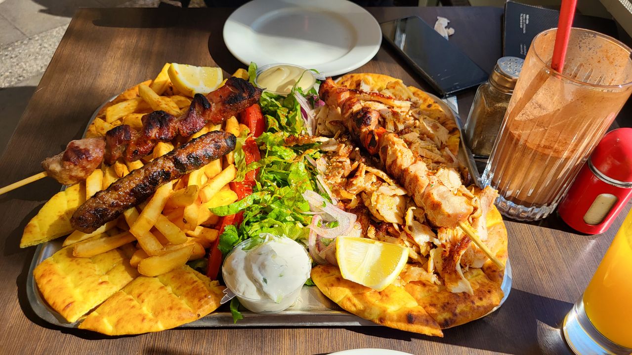 Kebab, thịt xiên nướng, salad, bánh mỳ Hy Lạp kèm sốt Tzatziki
20eur - 2 người ăn