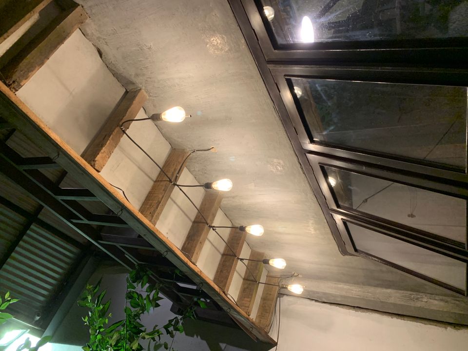 Người ta thường nói, trọn vẹn với những gì mình đang có đi, hay phải cố gắng hết sức vì tương lai mà chẳng thấy ánh sáng nơi cuối con đường.