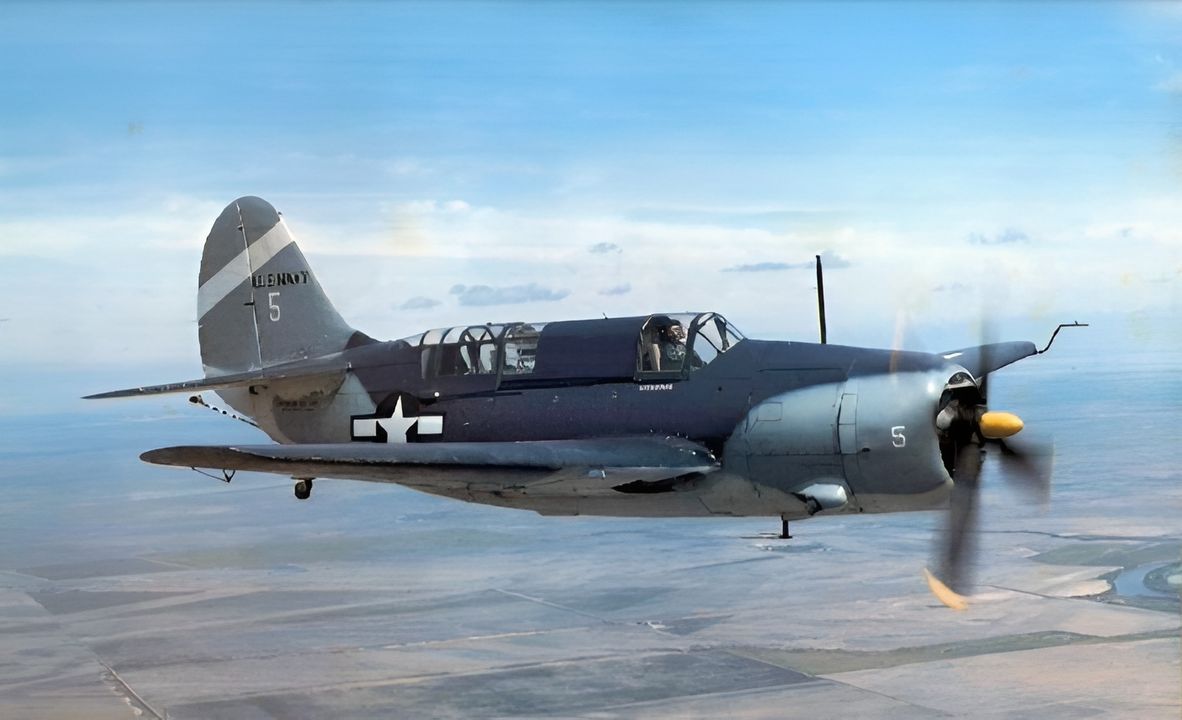 Một chiếc Curtiss SB2C Helldiver với ba màu sơn và phù hiệu đuôi của Phi đội ném bom 80 (VB-80), hoạt động từ tàu sân bay USS Hancock (CV-19), vào tháng 2 năm 1945.Chiếc máy bay này là SB2C-5, số hiệu BuNo 83589. Nó đang hoạt động cùng với Lực lượng Không quân Tưởng niệm, đóng tại Graham, Texas (Hoa Kỳ).