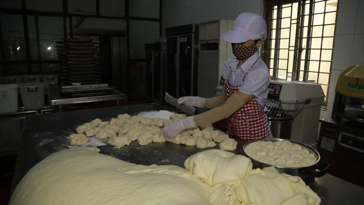 <i>Người làm bánh mì trong công ty. Ảnh: Báo Quảng Ninh.</i>