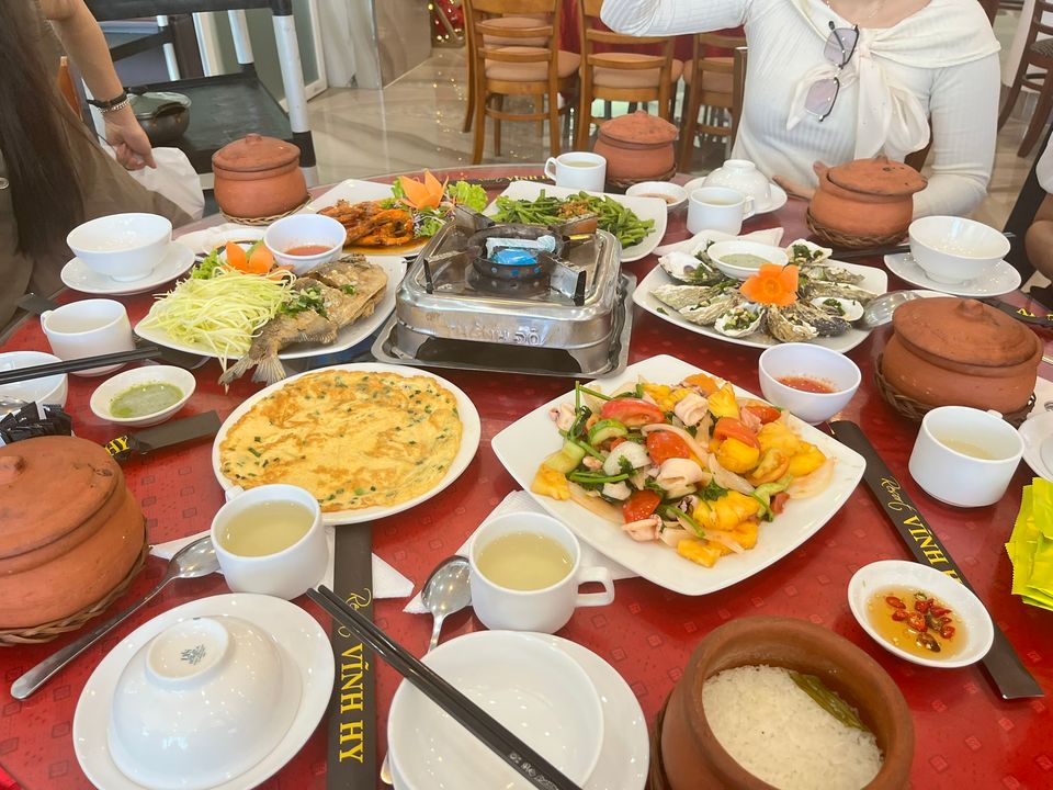 Bàn 8 người, mình ngồi ghép với cặp vợ chồng cùng con nhỏ ở bên trái, bên phải là nhóm mấy chị em đi cùng