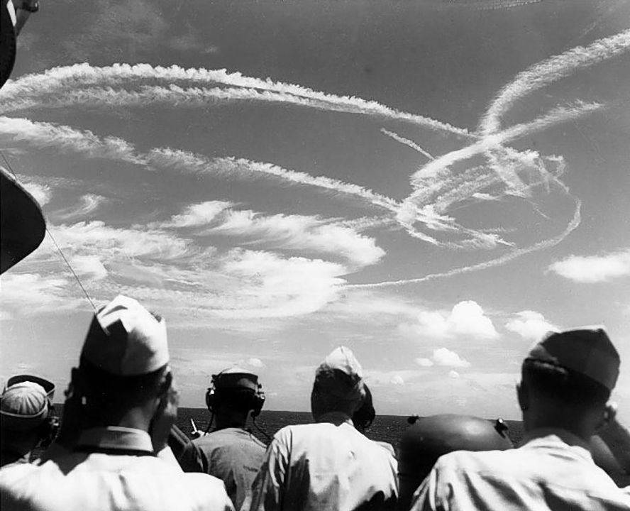 Những vệt khói ngưng tụ đánh dấu đường bay của các trận không chiến trên không phận của TG 58.3, được nhìn thấy từ tàu tuần dương hạng nhẹ Birmingham. Hiện tượng khí quyển bất thường này đã giúp các tiêm kích Mỹ dễ dàng đánh chặn máy bay Nhật Bản hơn. (NHHC)