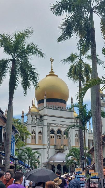 Một góc nhìn từ xa của Sultan Mosque, xung quanh bán nhiều đồ lưu niệm lắm.