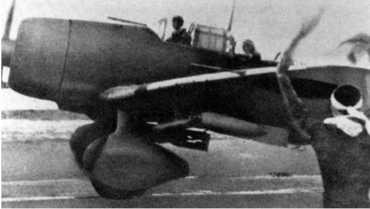 Một trong những máy bay kamikaze phổ biến là máy bay ném bom tàu sân bay D3A2 Type 99 (“Val”). Trong ảnh là chiếc Model 22, được trang bị một quả bom Type 99 No. 25 Model 1 nặng 551lb treo dưới bụng và hai quả Type 99 No. 6 Model 1 nặng 140lb treo dưới mỗi cánh. Nó đang được nhân viên mặt đất vẫy tay tiễn lên đường làm nhiệm vụ cảm tử. (via Osamu Tagaya)