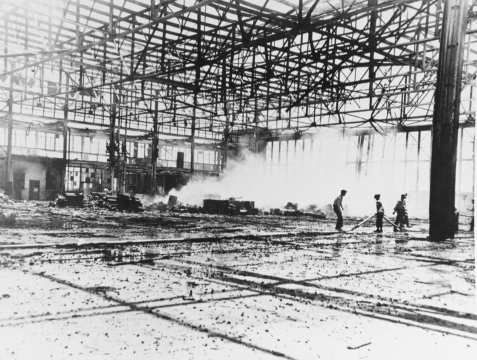 Cuộc không kích của Nhật vào Midway đã gây thiệt hại nặng nề cho các cơ sở cố định trên đảo, như có thể thấy trong hình ảnh này về một nhà chứa máy bay bị phá hủy. Quan trọng hơn, phía Nhật Bản cũng chịu tổn thất đáng kể với 11 máy bay bị mất và thêm 14 chiếc khác bị hư hại nghiêm trọng.