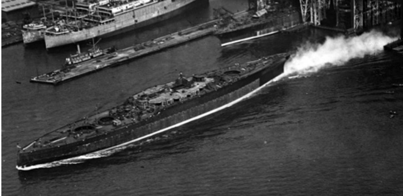 Lễ hạ thủy thiết giáp hạm lớp Colorado của Hoa Kỳ, USS Washington (BB-047), tại New York vào tháng 9 năm 1921. Chiếc siêu dreadnought mới đầy uy lực này chưa bao giờ được hoàn thiện, khi công việc thi công bị hủy bỏ vào tháng 2 năm sau, sau khi Hiệp ước Washington được ký kết. Đến tháng 11 năm 1924, Washington bị đánh chìm sau khi được sử dụng làm mục tiêu thực hành pháo kích.