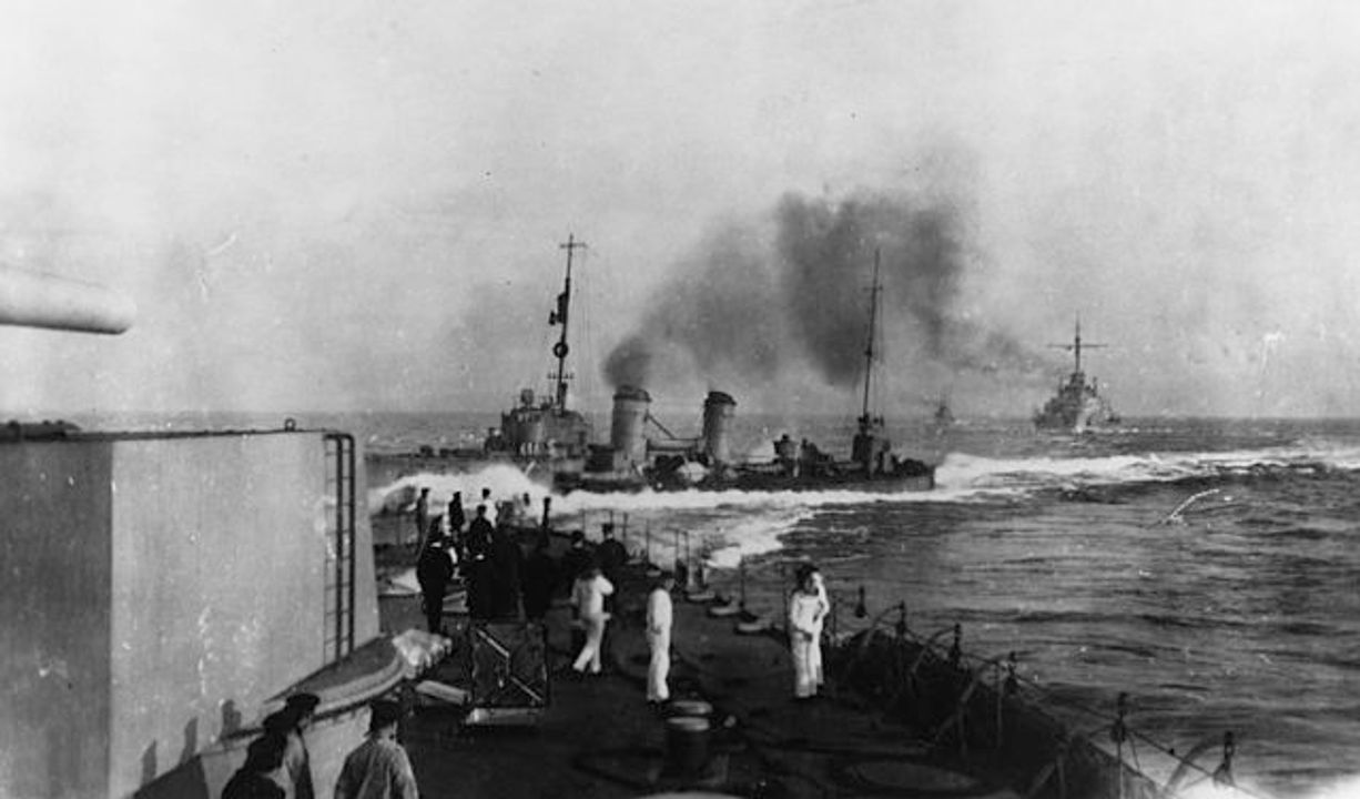 Một tàu khu trục Đức lớp G-37 đang lướt qua đội hình các thiết giáp hạm của Hạm đội Biển khơi (High Seas Fleet). Trong suốt cuộc chiến, người Anh đã đánh giá quá cao mối đe dọa từ ngư lôi do các đơn vị tàu nhẹ Đức gây ra – và quan niệm này đã ảnh hưởng đến chiến thuật của họ tại trận Jutland. Tuy nhiên, trong trận đánh ấy, các tàu phóng lôi của Đức chỉ đóng vai trò thứ yếu.