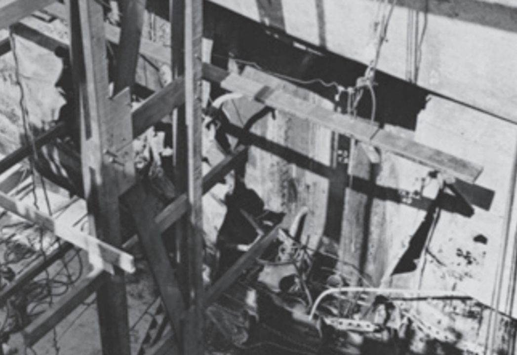 Đây là hình ảnh thiệt hại của tàu North Carolina khi bị ngư lôi đánh trúng vào ngày 15 tháng 9 năm 1942. Chú ý chi tiết về hệ thống bảo vệ chống ngư lôi và mép dưới của dải giáp. Đầu đạn nặng 891 pound của ngư lôi Type 95 từ tàu ngầm IJN I-19 đã tạo ra một lỗ lớn ở mạn trái thân tàu và làm nứt tấm giáp. North Carolina không gặp phải nguy cơ chìm, nhưng nếu tàu chị em Washington bị trúng đầu đạn lớn hơn của ngư lôi Type 93 trong Trận hải chiến thứ hai tại Guadalcanal, thiệt hại có thể sẽ nghiêm trọng hơn nhiều.