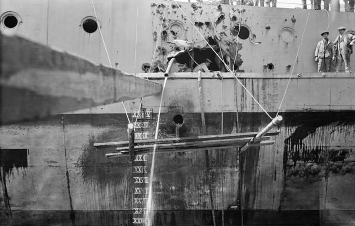 Thiệt hại bên mạn phải của HMS Warspite sau Trận Jutland, do một quả đạn pháo 12 inch của Đức gây ra.