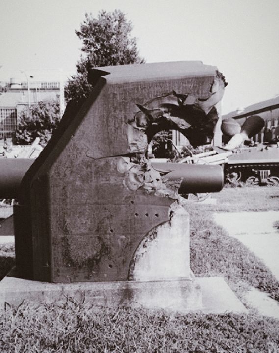 Tấm giáp dày 25 inch này, hiện đang được trưng bày tại Xưởng hải quân Washington, vốn được chế tạo cho thiết giáp hạm lớp Yamato chưa hoàn thiện Shinano. Sau chiến tranh, tấm giáp này được đưa vào thử nghiệm với các đầu đạn bắn từ pháo 16 inch/50 của Hải quân Hoa Kỳ. Khi được bắn ở cự ly gần, tấm giáp bị xuyên thủng dễ dàng, như thể hiện trong hình. Có rất nhiều yếu tố ảnh hưởng đến khả năng xuyên phá của một loại đạn nhất định, nhưng từ hình ảnh này có thể thấy rõ sự khó khăn trong việc bảo vệ một tàu chiến trước những quả đạn pháo hạm cỡ lớn. (Naval History and Heritage Command)