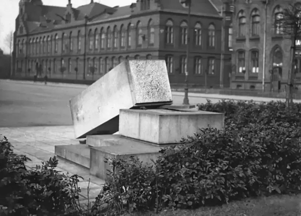 <i>Đài tưởng niệm tổng thống đầu tiên của Tiệp Khắc, Tomas Masaryk, tại Bogumin. Tượng đài đã bị kéo đổ trong "Chiến dịch Zaluzha", cuộc chiếm đóng của Ba Lan trên đất Tiệp Khắc.</i>