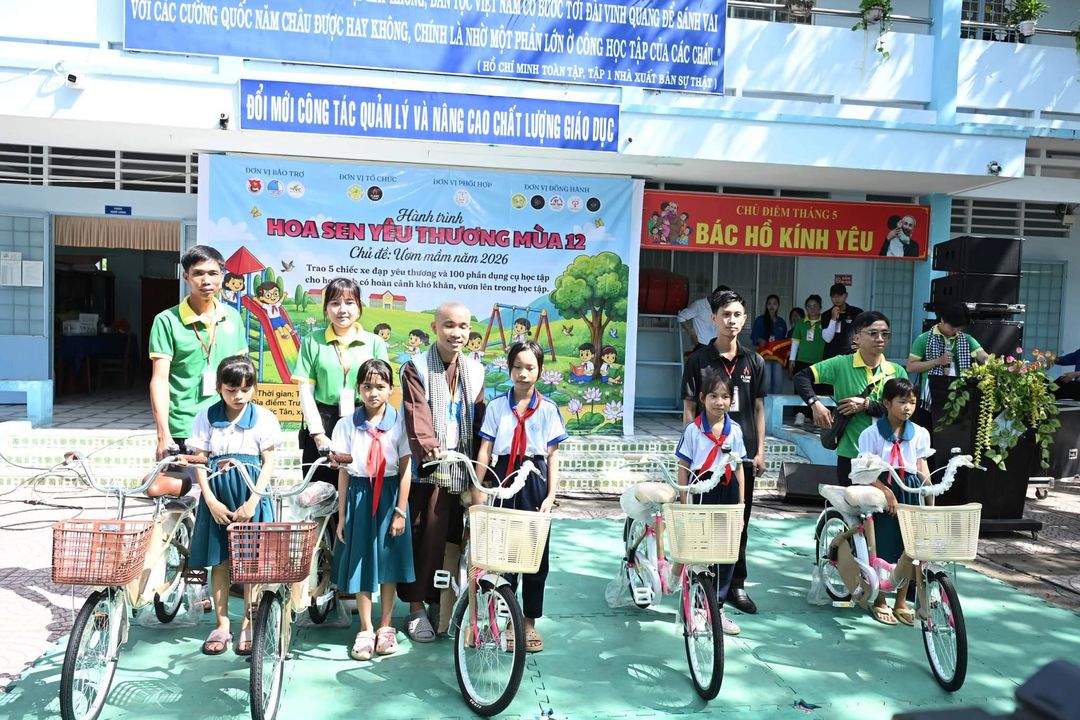 [Đại diện Ban tổ chức trao tặng xe đạp tiếp sức đến trường cho học sinh vượt khó]