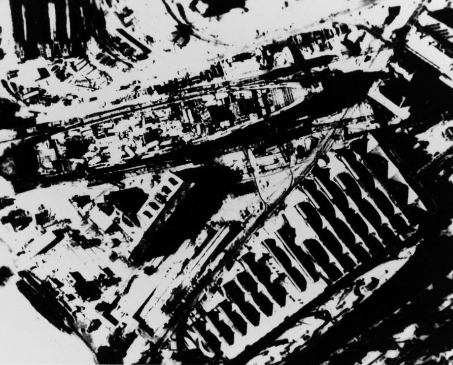 Trong số bốn chiếc siêu thiết giáp hạm thuộc lớp Sovetsky Soyuz, chỉ có chiếc Sovetskii Soiuz được phân công đóng tại Xưởng Ordzhonikidze ở Leningrad. Công việc thi công bắt đầu vào tháng 1 năm 1939, sau khi tiến hành nghi thức đặt lườn giả vào tháng 7 năm trước đó nhằm làm vừa lòng Stalin. Người Liên Xô nhanh chóng vấp phải vô số vấn đề công nghiệp trong quá trình đóng tàu. Sau cuộc xâm lược của Đức vào tháng 6 năm 1941, công việc bị đình chỉ vào ngày 10 tháng 7 năm 1941 và thân tàu được đưa vào trạng thái bảo quản dài hạn. Bức ảnh trinh sát đường không của Đức này chụp chiếc Sovetskii Soiuz chưa hoàn thành vào ngày 28 tháng 3 năm 1942. Đáng ngạc nhiên, thân tàu hầu như không bị hư hại trong suốt cuộc vây hãm Leningrad. (Naval History and Heritage Command)