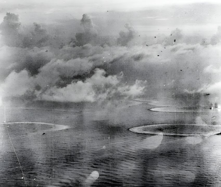 Đây là một góc chụp khác của Lực lượng C dưới hỏa lực, do một máy bay của Bunker Hill ghi lại. Tàu tuần dương hạng nặng Maya hoặc Chōkai là con tàu ở góc dưới bên phải, còn Chiyoda ở trung tâm bên phải, giữa những cột nước do bom rơi xuống. Một số chi tiết đáng chú ý trong ảnh: số lượng đạn nổ phòng không rất ít, trái ngược hẳn với khối lượng hỏa lực phòng không dày đặc của Mỹ trong các bức ảnh khác; các tàu Nhật cơ động riêng lẻ thay vì giữ đội hình bảo vệ tàu sân bay; và có thể thấy rõ chiến thuật né tránh theo vòng tròn đặc trưng của Nhật. (NHHC)