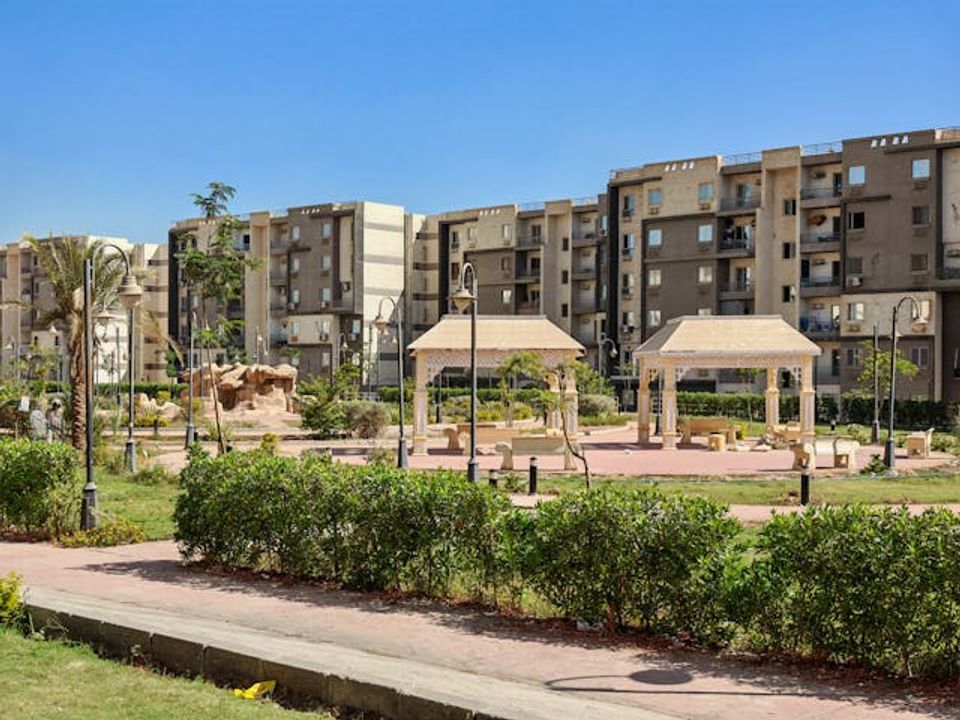 Đó là một toà nhà cao tầng điển hình, y như các toà bên cạnh, sơn màu xám bê tông với chút trắng vôi