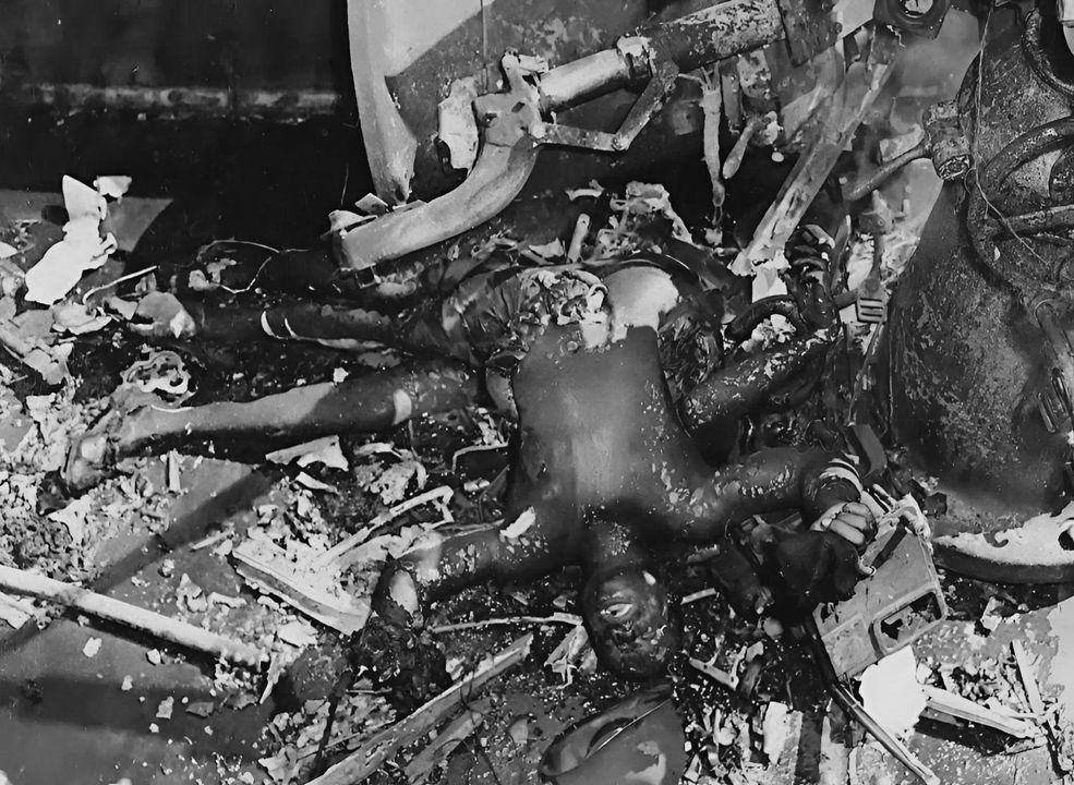 Cái giá con người của cuộc tấn công kamikaze được thể hiện trong hình ảnh này. Khi Essex bị tấn công vào ngày 25 tháng 11 năm 1944, chiếc máy bay cảm tử đã lao trúng phần boong bên trong từ các dàn pháo 20mm phía mạn trái đuôi tàu. Một trong các khẩu pháo được điều khiển bởi sáu nhân viên phục vụ, họ đã chiến đấu đến phút cuối và đều hy sinh. Một càng đáp của chiếc máy bay kamikaze có thể thấy ở phần trên của bức ảnh. (NARA)