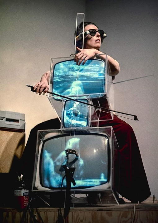 <a href="https://youtu.be/-9lnbIGHzUM">Charlotte Moorman biểu diễn với tác phẩm 'TV cello" của Nam June Paik, 1976</a>