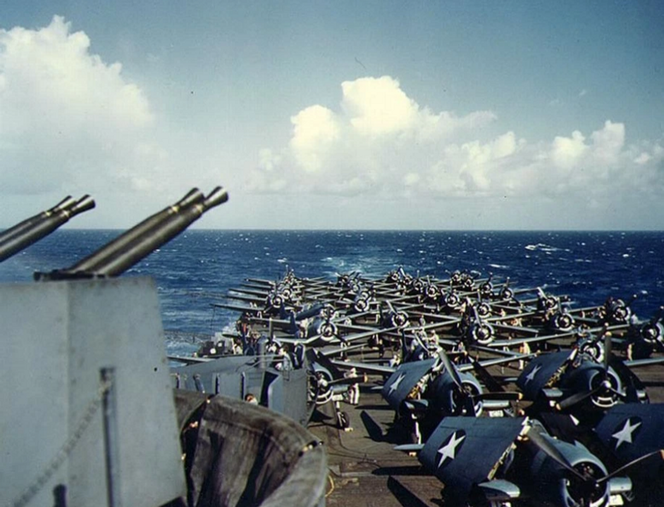 Ảnh chụp sàn bay của tàu sân bay USS Essex (CV-9) của Hải quân Mỹ , nhìn từ phía sau đảo tàu sân bay trong chuyến đi thử nghiệm vào ngày 20 tháng 3 năm 1943. Các máy bay đậu trên sàn bay là máy bay tiêm kích Grumman F6F-3 Hellcat (ở phía trước, với cánh gập lại) và máy bay ném bom trinh sát Douglas SBD-4 Dauntless thuộc Không đoàn tàu sân bay 9 (CVG-9). Sáng kiến thiết kế cánh gập cho phép bố trí được nhiều máy bay hơn trên boong tàu sân bay của Mỹ.