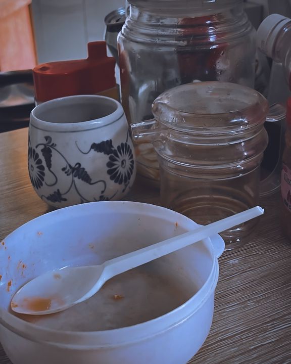 <i>"Đu đủ mẹ gọt ngon quá, con ăn xong rồi". Ảnh: Nhân vật</i>