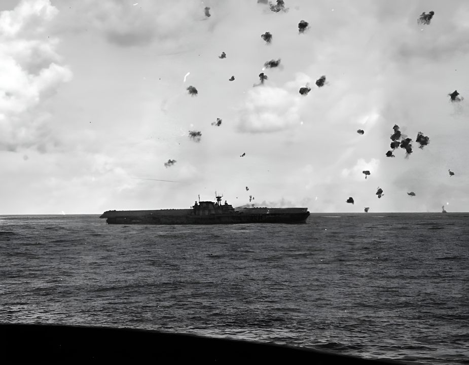 Ảnh chụp từ tàu USS Pensacola cho thấy Hornet nằm bất động và tiếp tục chịu sự tấn công của Nhật Bản vào buổi chiều từ Zuikaku và Junyo. (NHHC)