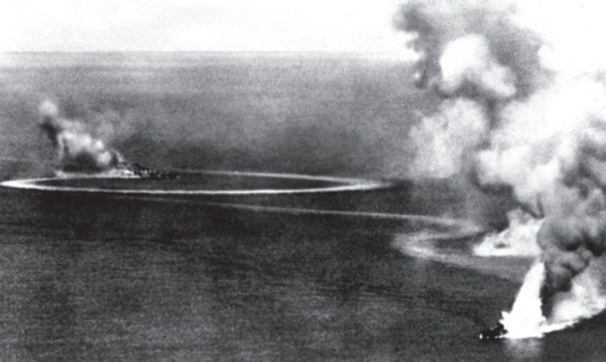 Các tàu tuần dương hạng nặng Cornwall (bên trái) và Dorsetshire (bên phải) cố gắng cơ động trong vô vọng khi 53 chiếc D3A1 thả bom trúng đích vào ngày 5 tháng 4 năm 1942. Cả hai con tàu đã bị đánh chìm trong thời gian kỷ lục nhờ vào điều kiện lý tưởng cho không kích bổ nhào – các tàu tuần dương bị tấn công từ hướng chính diện và từ phía mặt trời, tạo ra điểm mù cho các xạ thủ phòng không trên tàu. Gần như mọi quả bom thả xuống đều trúng trực tiếp hoặc gây thiệt hại đáng kể qua các cú suýt trúng. (Bộ sưu tập Tony Holmes)
