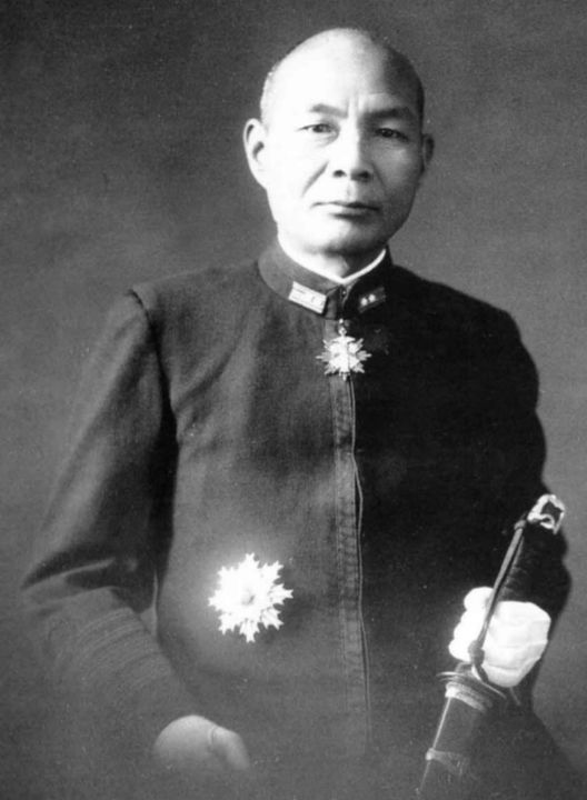 Phó đô đốc Matome Ugaki, tư lệnh Hạm đội Không quân số 5, nắm quyền chỉ huy các chiến dịch Kikusui, diễn ra từ ngày 6 tháng 4 đến ngày 22 tháng 6 năm 1945. Sau khi Thiên hoàng Hirohito tuyên bố đầu hàng, và để chuộc lại cho cái chết của nhiều người dưới quyền chỉ huy của mình, Ugaki đã cởi bỏ cầu vai vàng và cất cánh từ sân bay Oita cùng một phi đội oanh tạc cơ bổ nhào “Judy” vào buổi chiều ngày 15 tháng 8. Một bức điện vô tuyến được nghe thấy, nói rằng ông ta đang lao xuống một con tàu địch. Ngày hôm sau, máy bay và thi thể của Ugaki được tìm thấy trên một doi cát ở Iheya Jima, cách mũi phía bắc Okinawa 20 dặm về phía tây bắc. (theo Henry Sakaida)