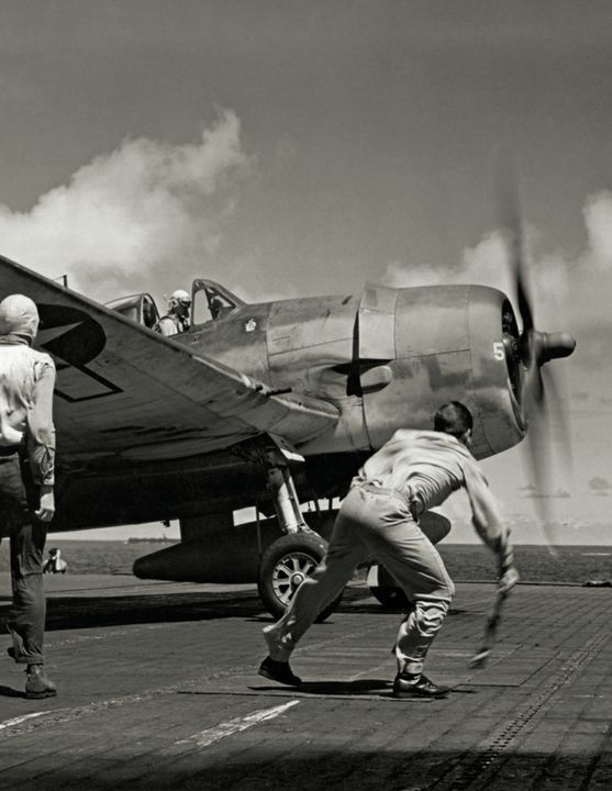 Chiếc F6F-3 Hellcat thuộc Phi đội Tiêm kích số 16 trên tàu Lexington được nhận lệnh cho phép cất cánh. (US Navy Official)
