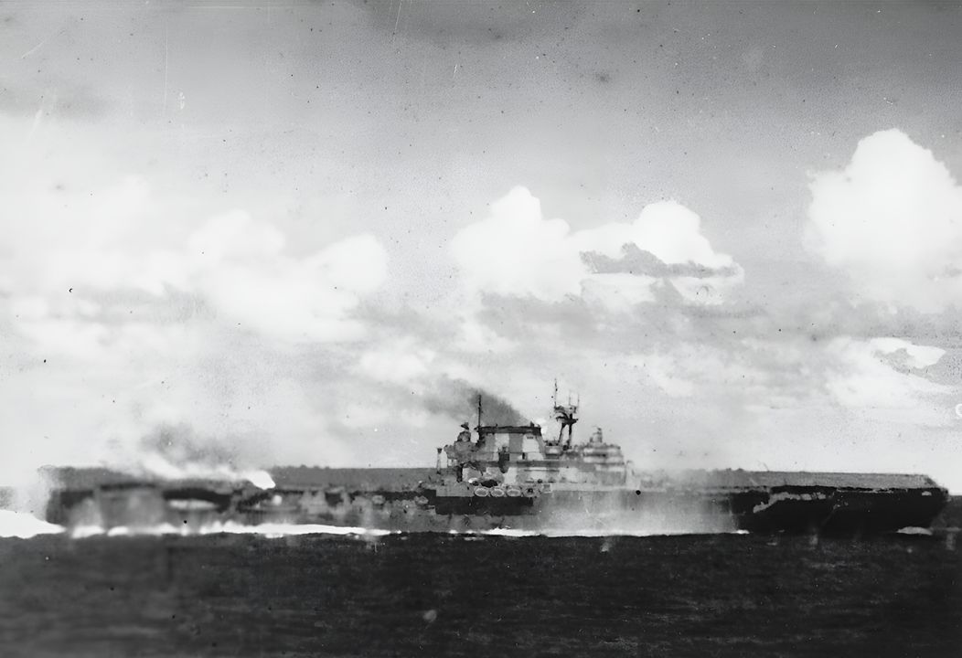 Đợt tấn công đầu tiên của Nhật Bản vào Hornet bởi máy bay ngư lôi của Shokaku và máy bay ném bom bổ nhào của Zuikaku đã làm tê liệt tàu sân bay như trong bức ảnh này. Tàu sân bay đã nghiêng sang mạn phải do hai quả ngư lôi đánh trúng, và một đám cháy đang bốc lên phía đuôi tàu do một trong những quả bom đánh trúng. (NHHC)