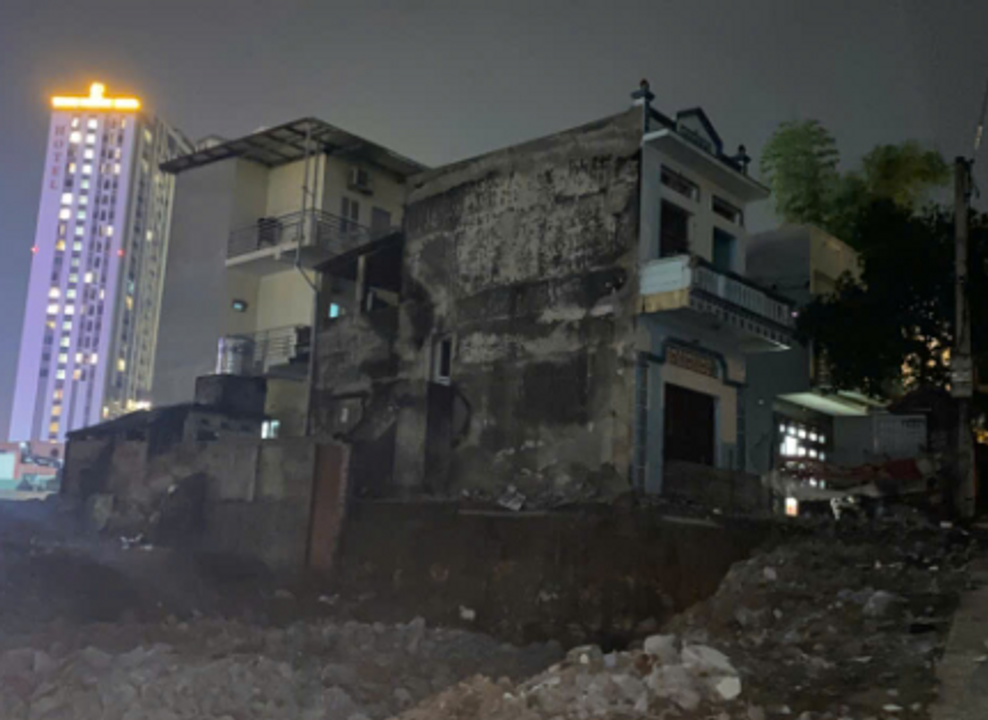 Thế là căn nhà ngoại cạnh Văn Miếu cũng bị phá dỡ chuẩn bị cho dự án quốc gia...