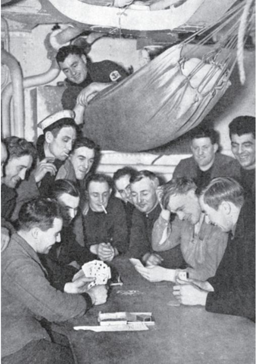 Thủy thủ trên thiết giáp hạm Anh  được bố trí ở các khu vực ăn ngủ (messdecks),  thường được chia theo  ngành phục vụ của thủy thủ.  Những người này thuộc khu vực ăn ngủ  của thợ đốt trên thiết giáp hạm lớp Nelson.  Thay vì giường cố định,  thủy thủ ngủ trong võng,  như chiếc được thấy trong hình này.