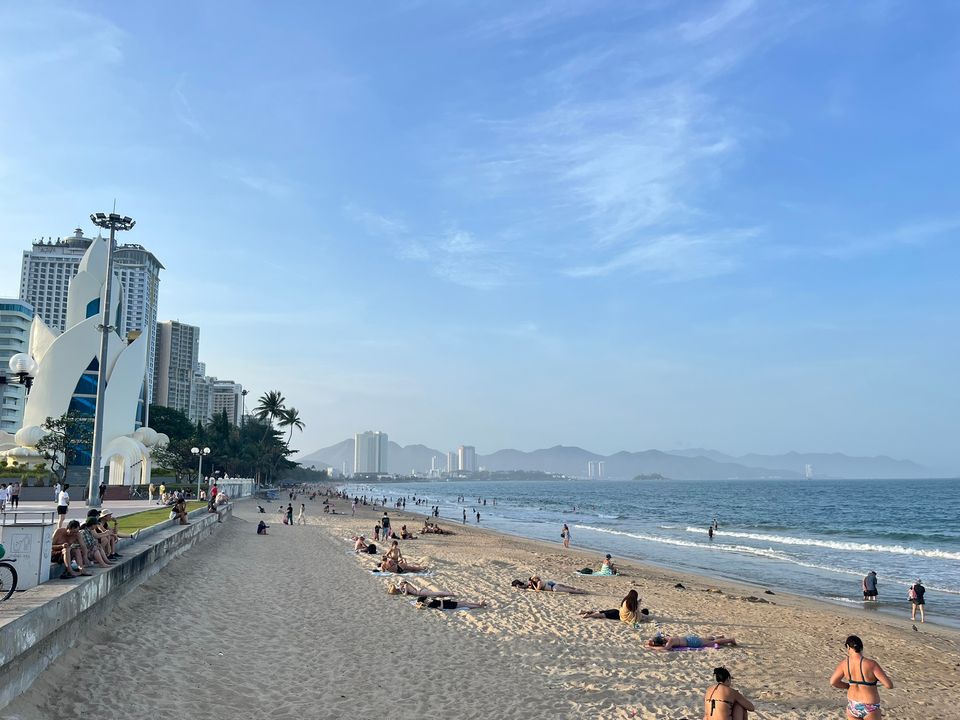 Chiều mát có rất nhiều người ra biển tắm