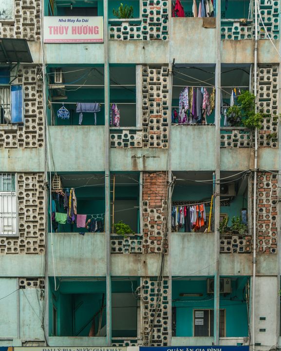 https://unsplash.com/photos/clothes-hanged-from-apartment-style-building-jnHNQ8MLfWs