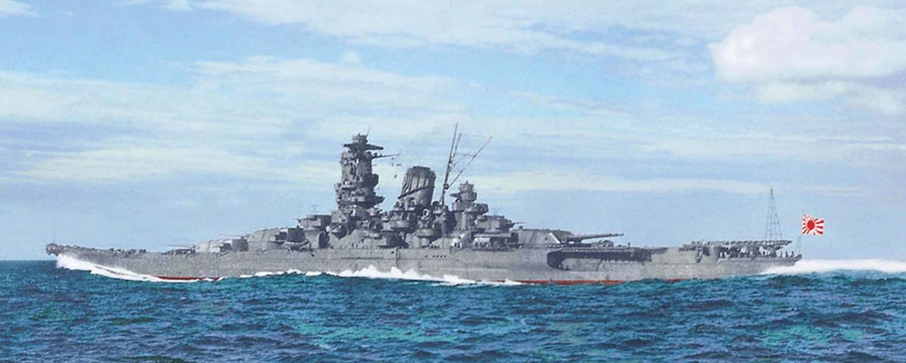 Đây là một bức ảnh khác chụp Yamato trong quá trình chạy thử trên biển vào tháng 10 năm 1941. Góc chụp chiếc siêu thiết giáp hạm này, từ phía mạn trái góc đuôi khi đang chạy tốc độ cao, có lẽ rất gần với tầm nhìn của một phi công máy bay ném ngư lôi TBM khi lao vào thực hiện một đợt tấn công.(Naval History and Heritage Command, Photo Archives, Naval Subject Collection)