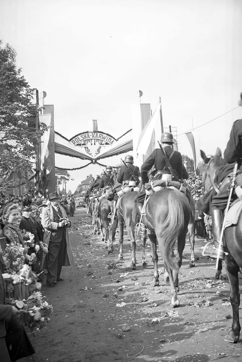 <i>Quân đội Ba Lan chiếm đóng thành phố Karviná của Tiệp Khắc.</i>