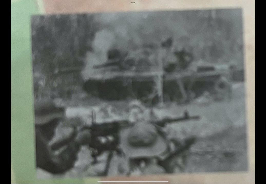 Quân giải phóng diệt xe tăng trong chiến dịch đánh bại cuộc hành quân Junction City của Mỹ, năm 1967 (Ảnh Bộ Quốc phòng. Cục khoa học Quân sự. Bách khoa toàn thư quân sự Việt Nam. Quyền 1. Lịch sử quân sự. Nxb Quân đội nhân dân. Hà Nội. 2015)