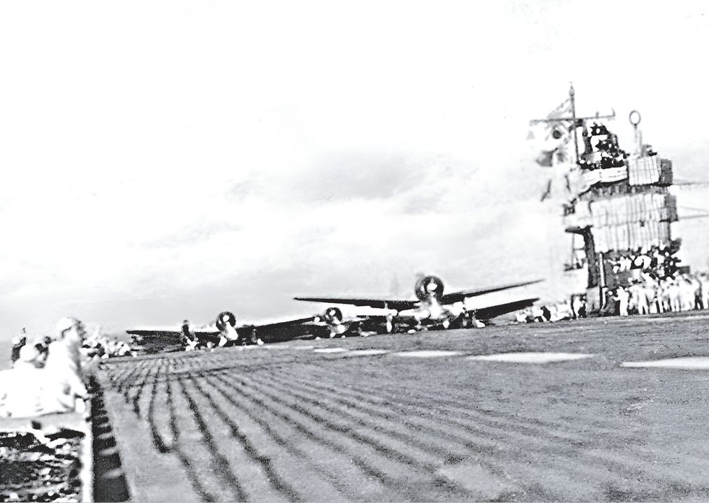 Các máy bay Zero trên tàu sân bay Akagi đang chuẩn bị cất cánh để tham gia tấn công vào Darwin.