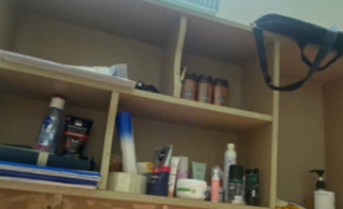 "Bê tông cốt thép" mà tôi chát lên mặt.