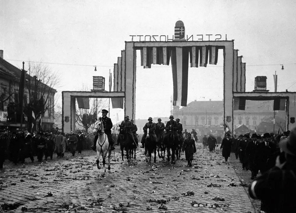 <i>Nhiếp chính của Vương quốc Hungary, Đô đốc Miklos Horthy (cưỡi ngựa trắng) dẫn đầu cuộc diễu binh của quân đội Hungary tại thành phố Kosice (</i><i>bị chiếm đóng</i><i>) của Tiệp Khắc, </i><i>ngày 02/11/1938.</i>